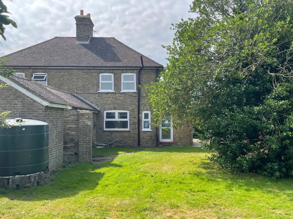 Lot: 105 - THREE BEDROOM HOUSE FOR IMPROVEMENT -